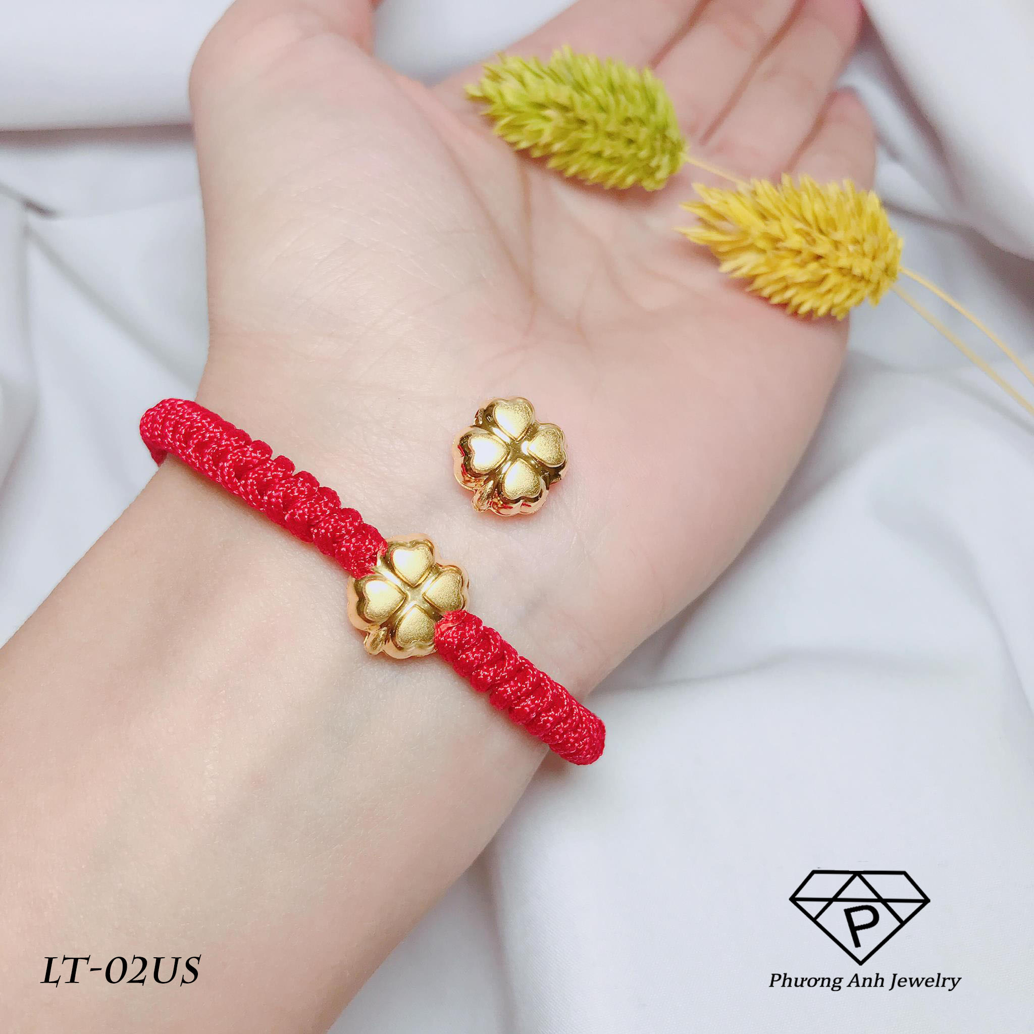 Vòng tay tết chỉ đỏ mix charm cỏ 4 lá bạc xi vàng