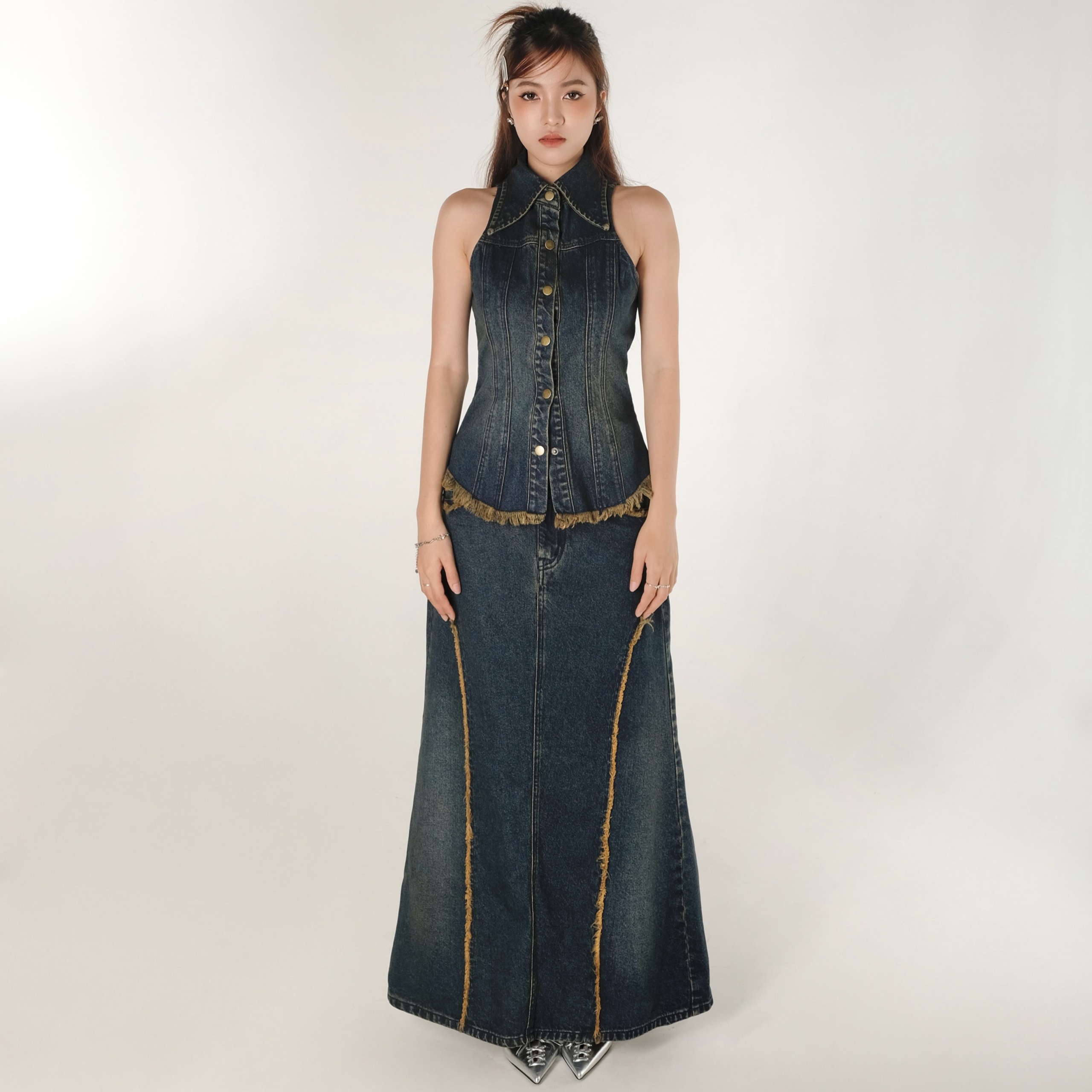 Into.eight | set bộ vải denim áo cộc tay và chân váy dài into.eight thiết kế