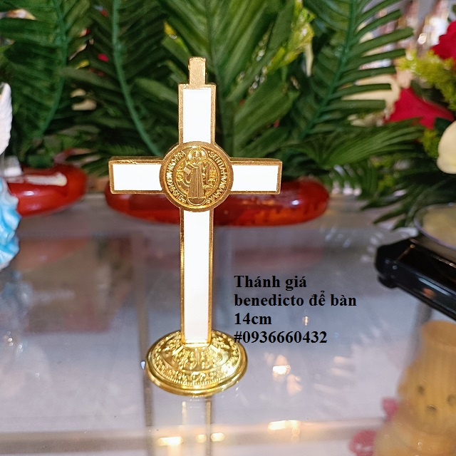 Thánh giá Benedicto để bàn 14cm có chân đế, điêu khắc hình Chúa 2 mặt, chân đế tháo rời được