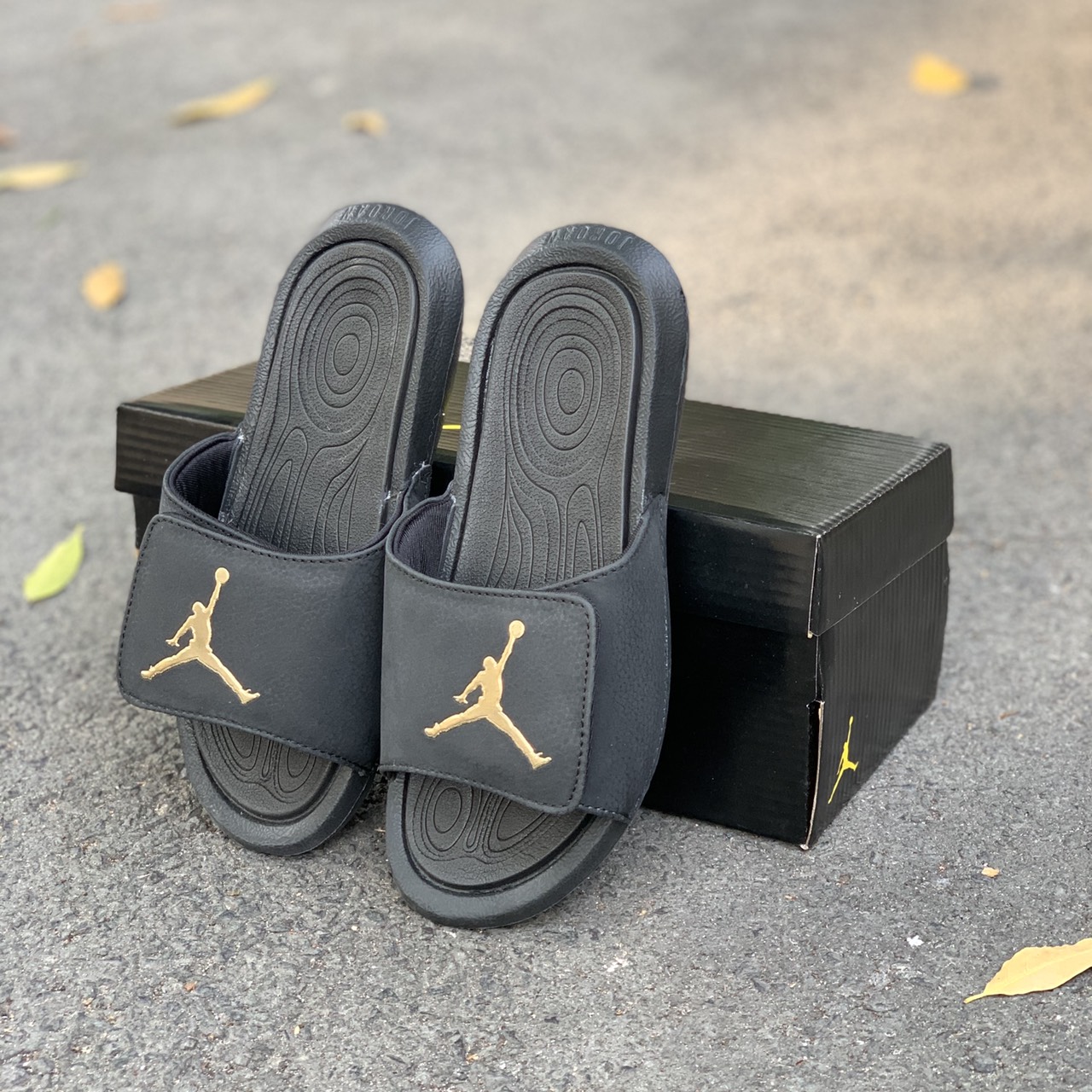 Dép Quai Ngang Nam Nữ bóng rổ jordan hydro 6 đen logo vàng cực kì nhẹ lót dày chất xịn - hỗ trợ đổi size