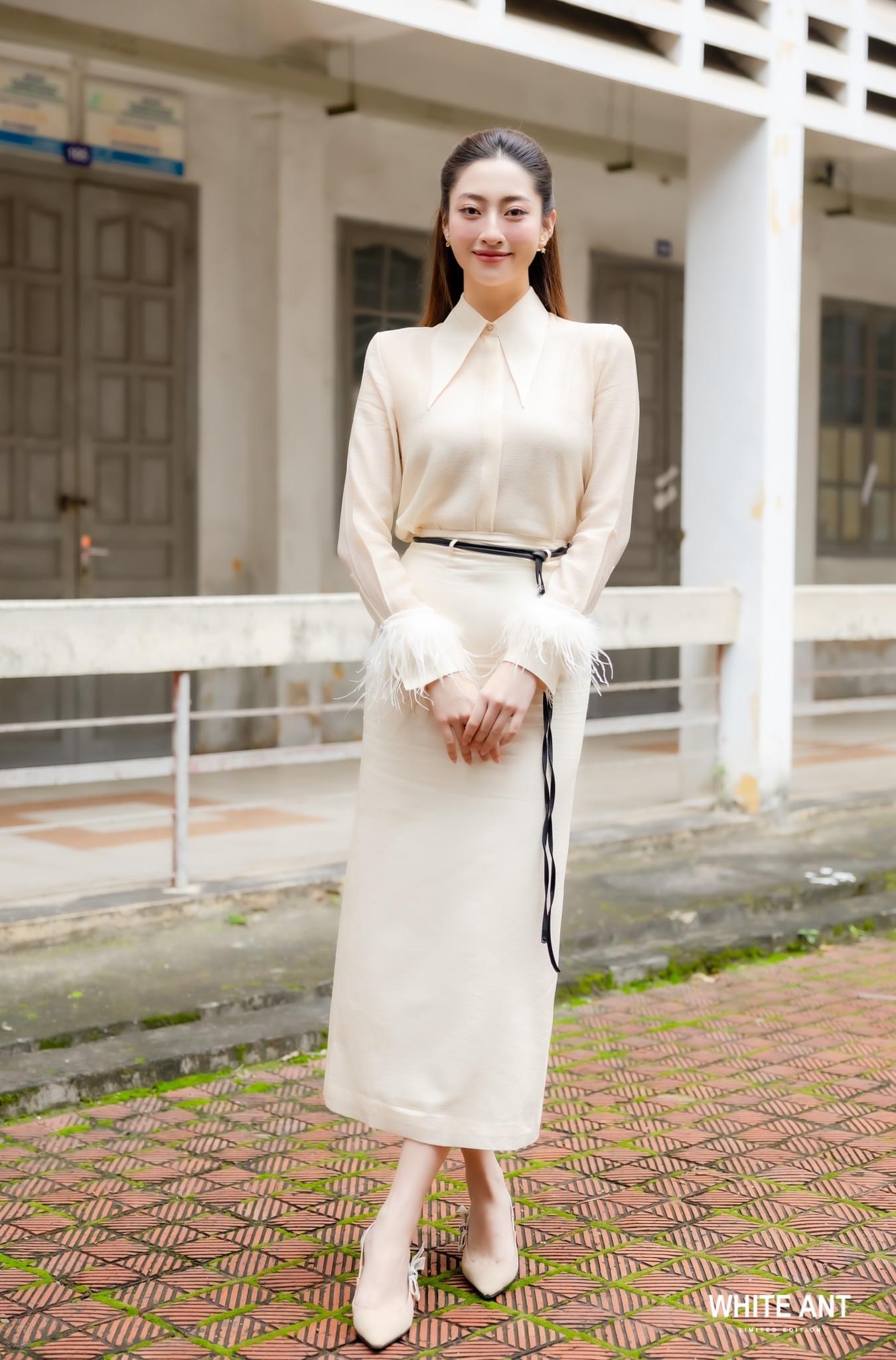 Áo sơ mi vải triacetate lá cổ to tay dài phối lông đà điểu nữ white ant esber long sleeve feather blouse