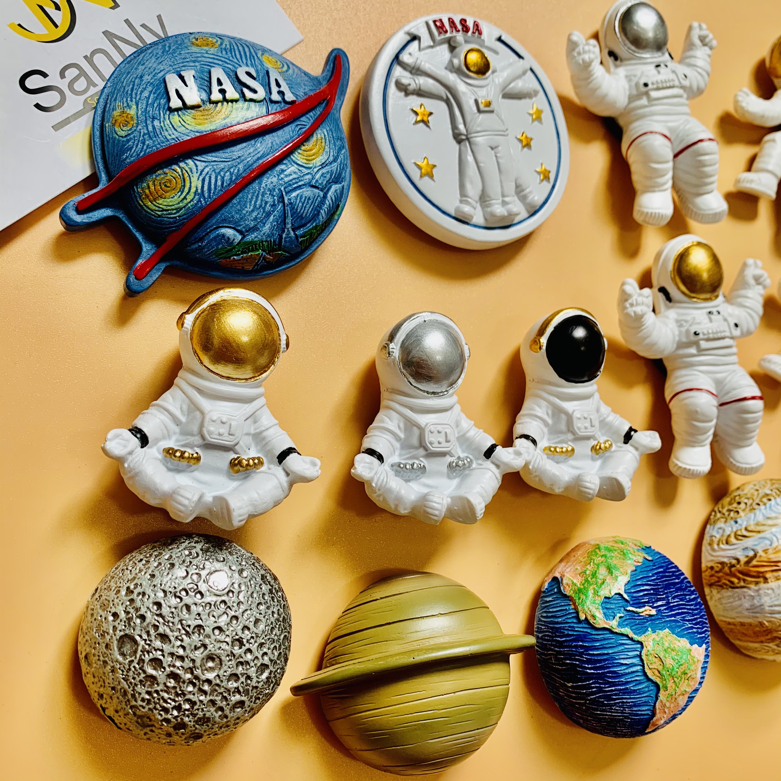 Nam châm hít dán dính trang trí tủ lạnh, tủ sắt, kệ sắt, lò vi ba hình ảnh phi hành gia, hành tinh
