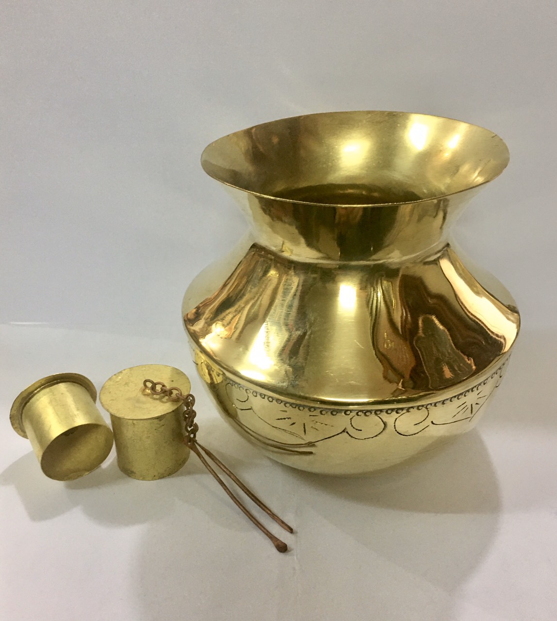 Cối giã trầu và ống nhổ bằng đồng