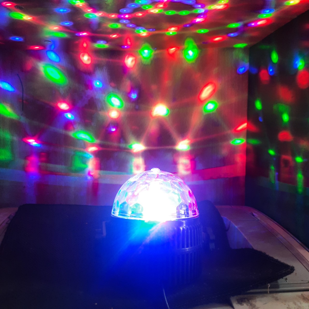Đèn nháy trang trí ngày tết , nháy cầu xoay 360 độ 3 màu siêu bền- đèn led xoay, đèn trang trí