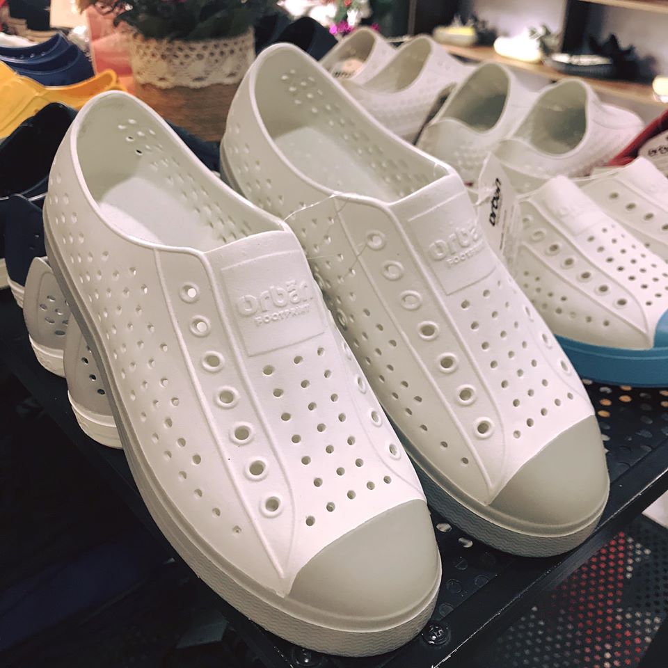 Giày nhựa đi mưa, giày đi biển, giày siêu nhẹ Urban trắng đế xám