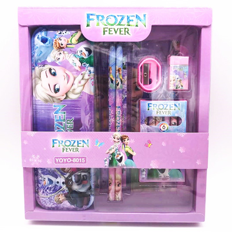 Bộ dụng cụ học tập 6 món kèm hộp quà bao gồm hộp bút, tẩy (gôm), đầu chuốt (gọt), bút chì, thước kẻ, màu sáp là món quà cho bé vào năm học mới, làm quà tặng tết thiếu nhi 1-6