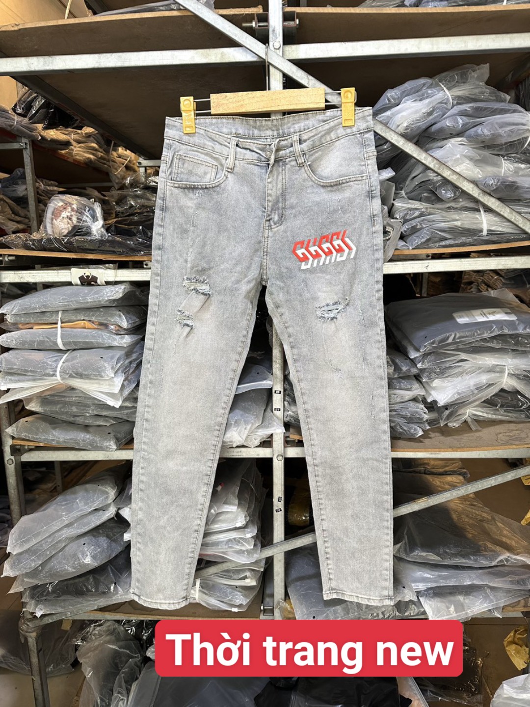Quần jean nam xanh bạc in chữ đỏ trắng mới
