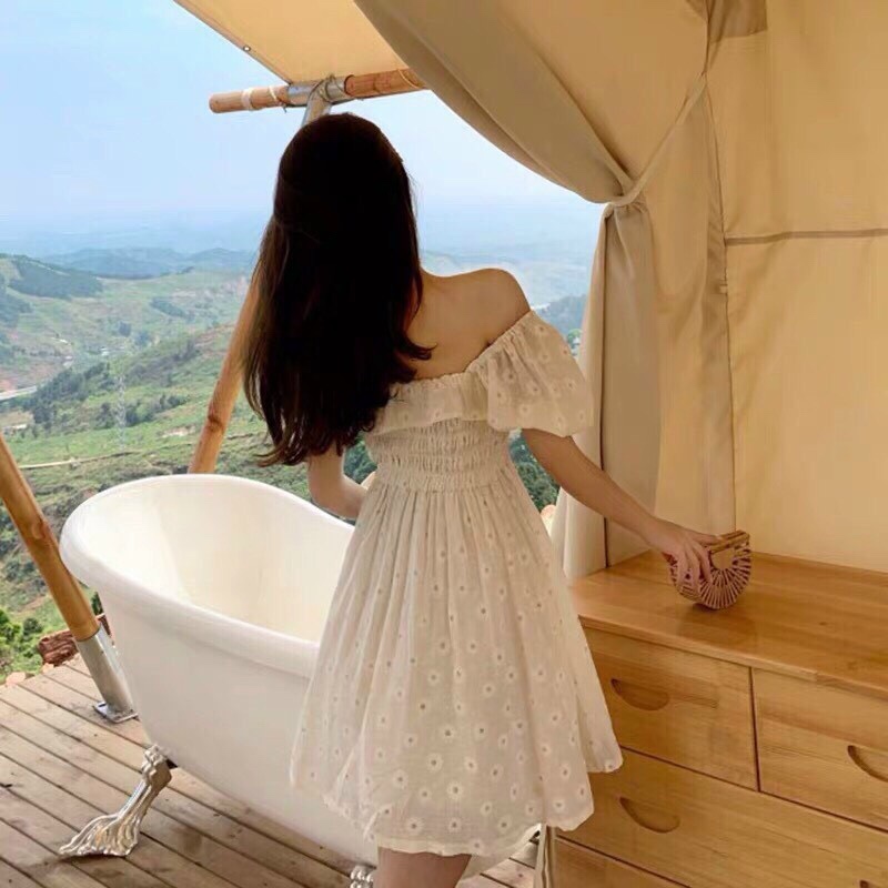 Đầm nữ màu trắng in hoa cúc trễ vai nhúm ngực