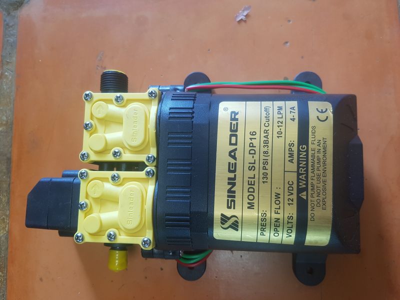 Bơm Sinleader đôi áp lực cao 12v,Dung lượng 12l/p dùng  rửa xe ,tưới cây , phun sương... Tặng kèm nối ren 17 và nối nhanh 12-8 TRỊ TRÁ 15K