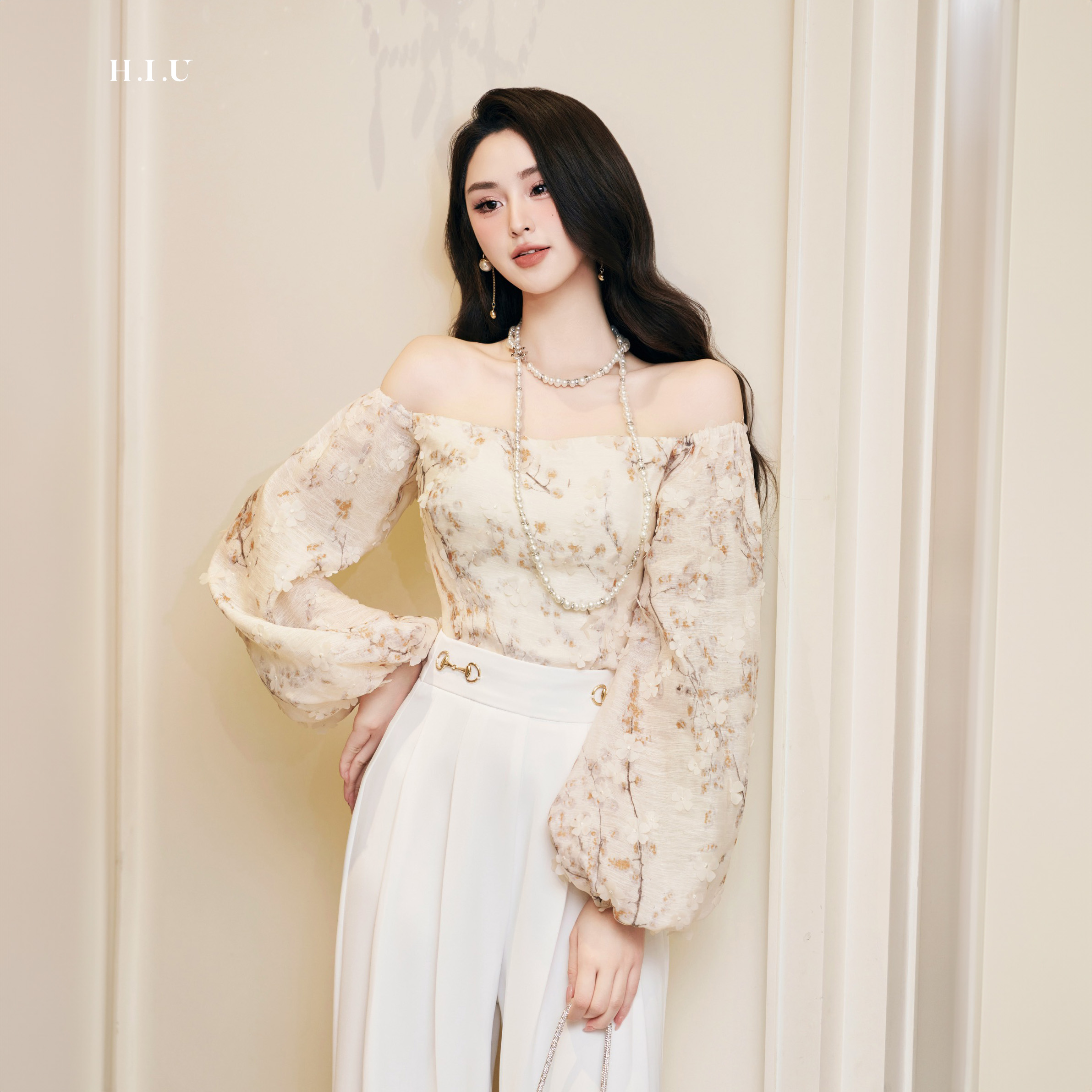 Áo cup ngực nữ trễ vai tay bồng Gahi Top H.I.U Fashion , cách điệu thiết kế Voan tơ đính hoa nổi cao cấp HIU design