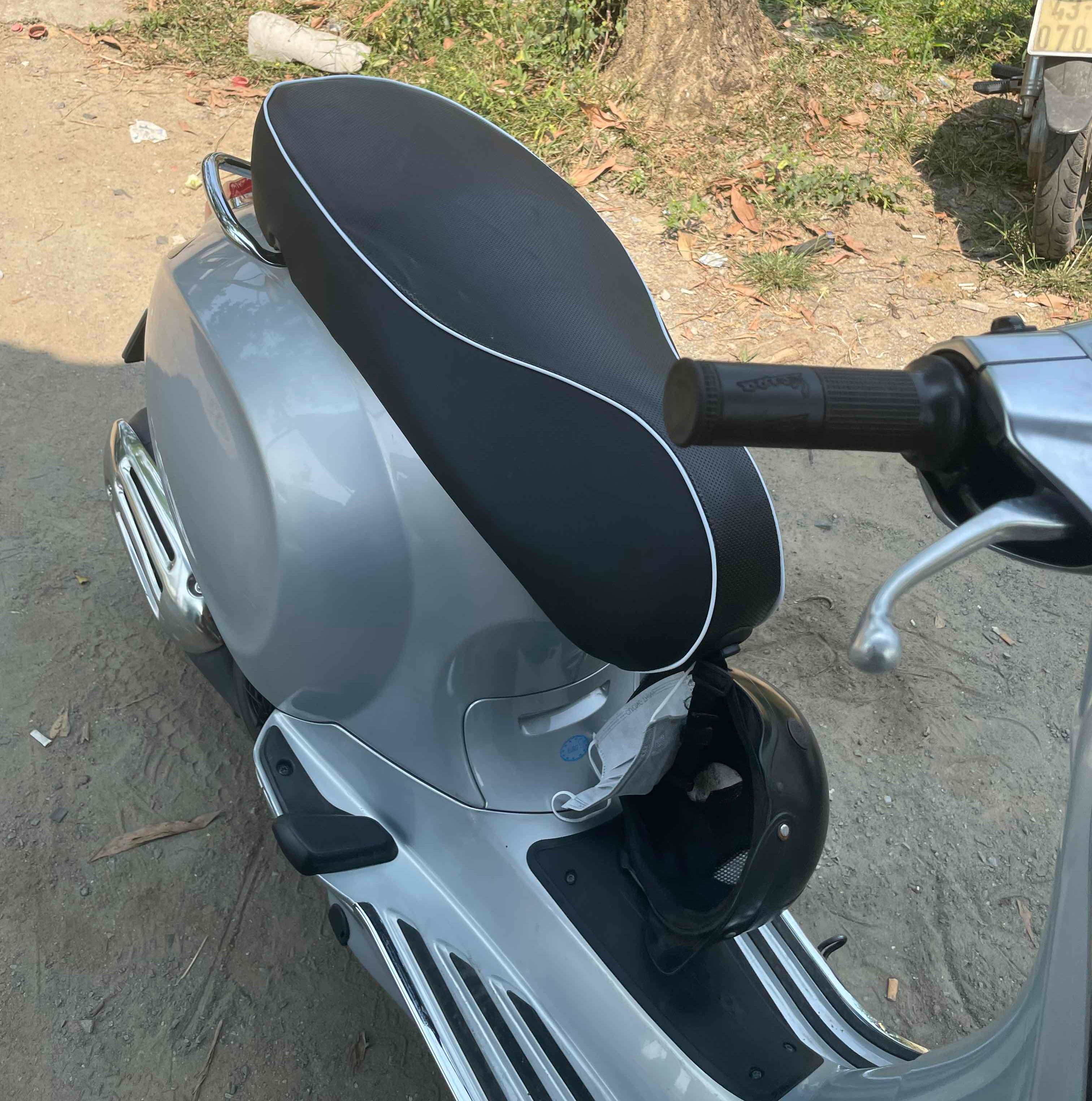 Da yên xe Vespa Sprint viền trắng