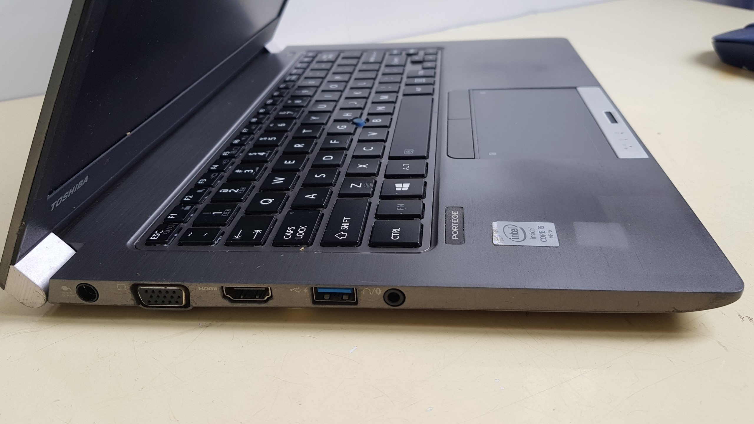 Laptop Toshiba Portege Z30-B là sự lựa chọn tuyệt vời cho những ai đang tìm kiếm một chiếc laptop mỏng nhẹ và có hiệu suất cao. Với bàn phím đẹp và bền, độ phân giải cao và tính năng bảo mật đỉnh cao, chắc chắn bạn sẽ không phải thất vọng về sản phẩm này. Hãy xem hình ảnh để tìm hiểu thêm về laptop Toshiba Portege Z30-B này!