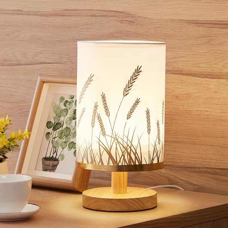 Đèn bàn chân gỗ chao vải đơn giản hiện đại