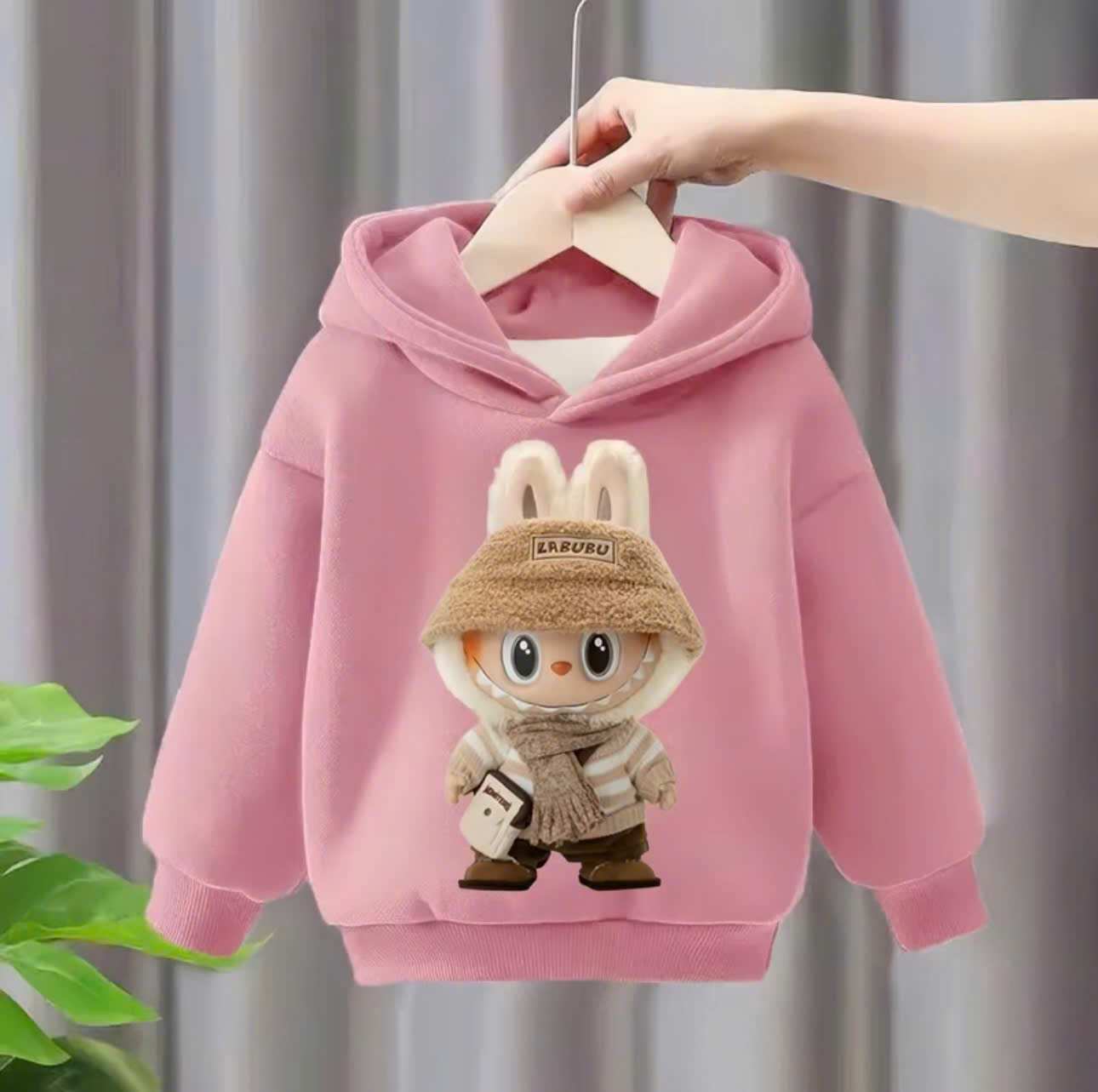 Áo hoodie Labubu thu đông dành cho bé gái và bé trai 14-45kg mẫu LABUBU QUÀNG KHĂN. Chất liệu nỉ mỏng.