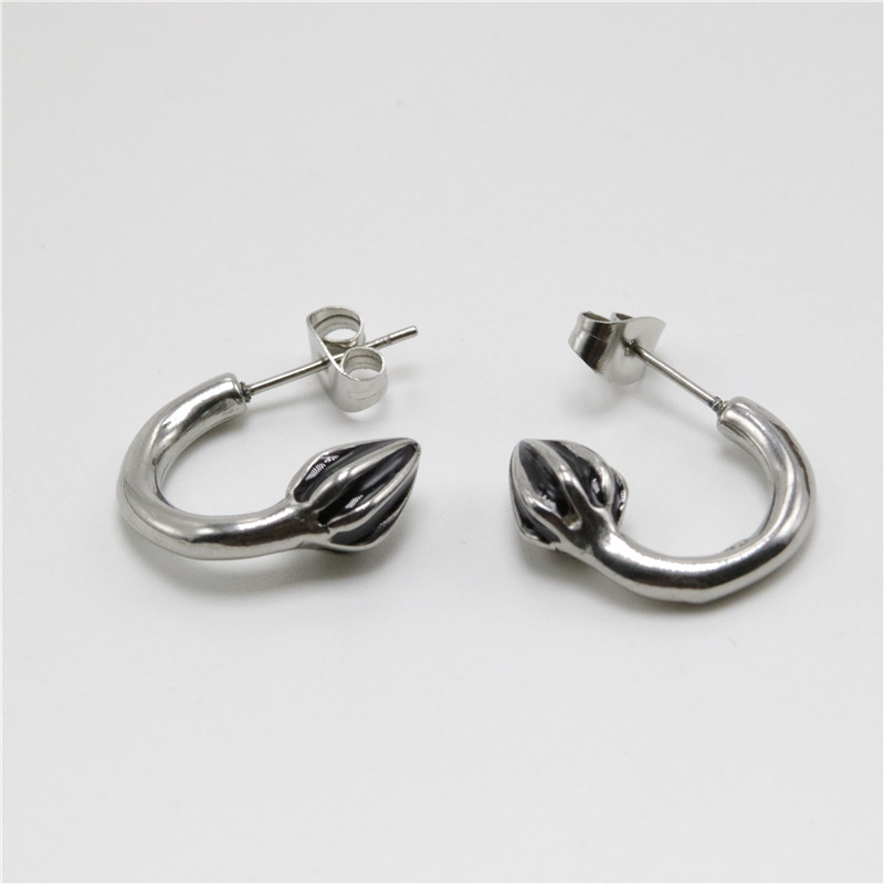 Bông tai Chrome Heart tròn bạc có bảo hành.