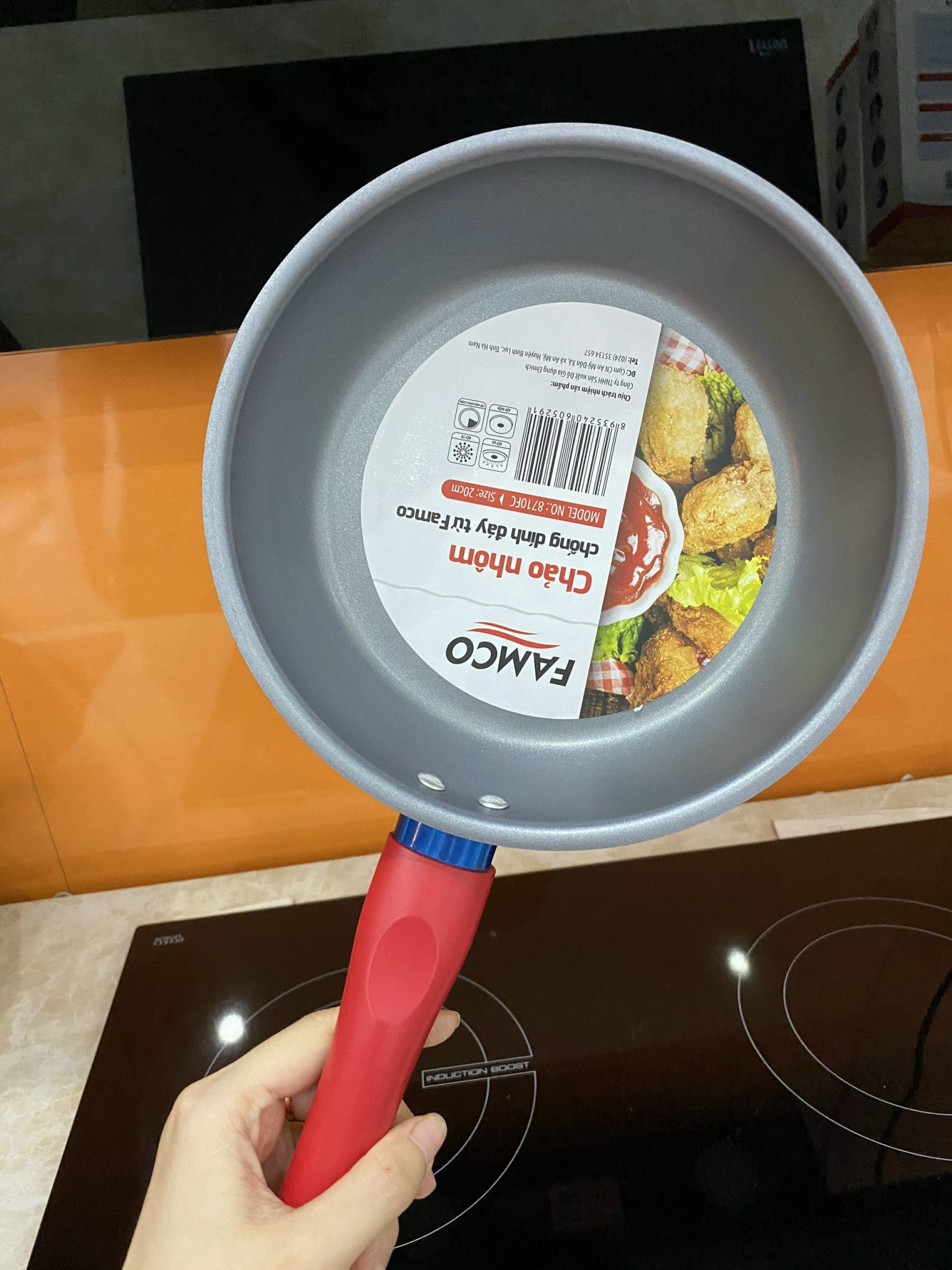 Chảo nhôm chống dính đáy từ Famco 8710 FC 20cm, Lòng sâu với 3 lớp phủ chống dính siêu bền, Cán chảo ốp nhựa chịu nhiệt tốt, Bên ngoài phủ sơn chống dính an toàn tuyệt đối, Sử dụng với mọi loại bêp