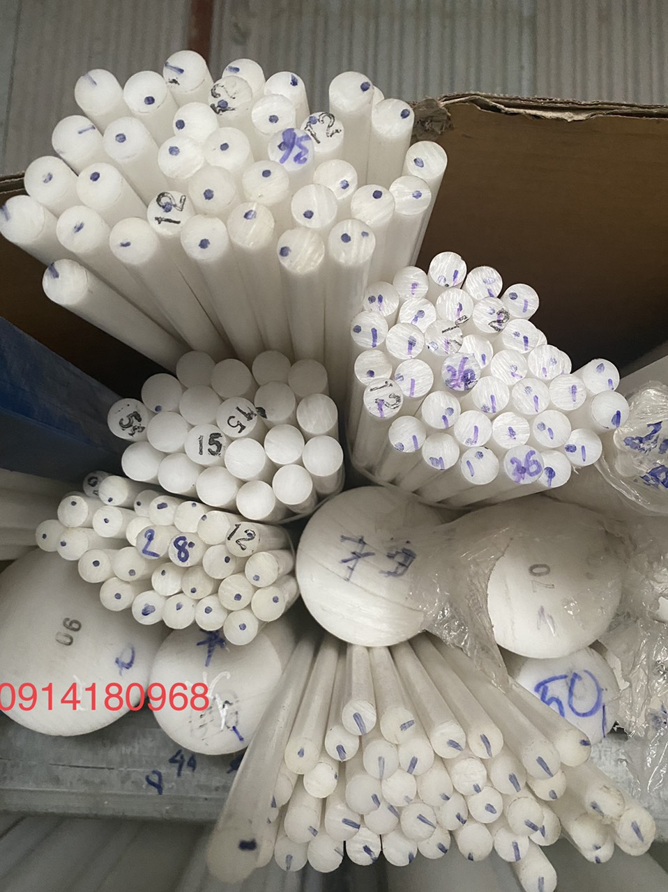 Nhựa POM dùng gia công cơ khí phi tròn đặc đường kính D30x500mm. Xuất xứ : Hàn Quốc.