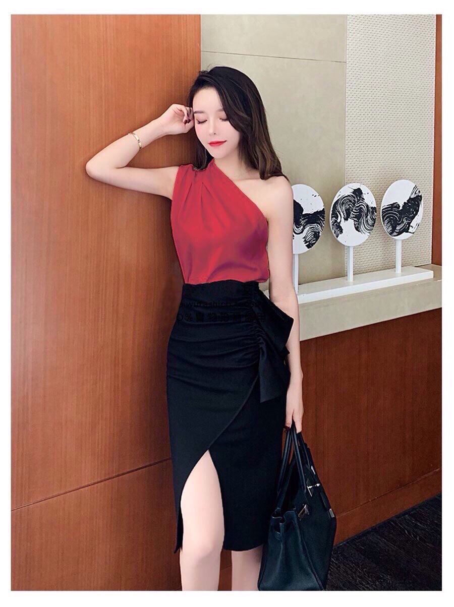 Sét áo lệch vai váy xẻ tà đang làm mưa làm gió trên thị trường