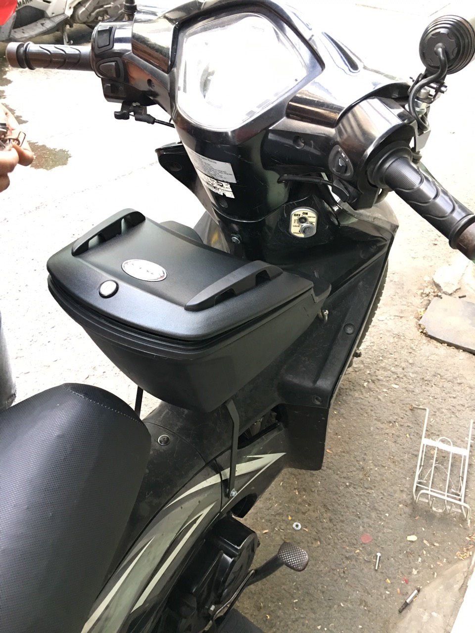 Thùng giữa xe Wave RSX mẫu givi K10N kèm bát gắn chuẩn theo xe