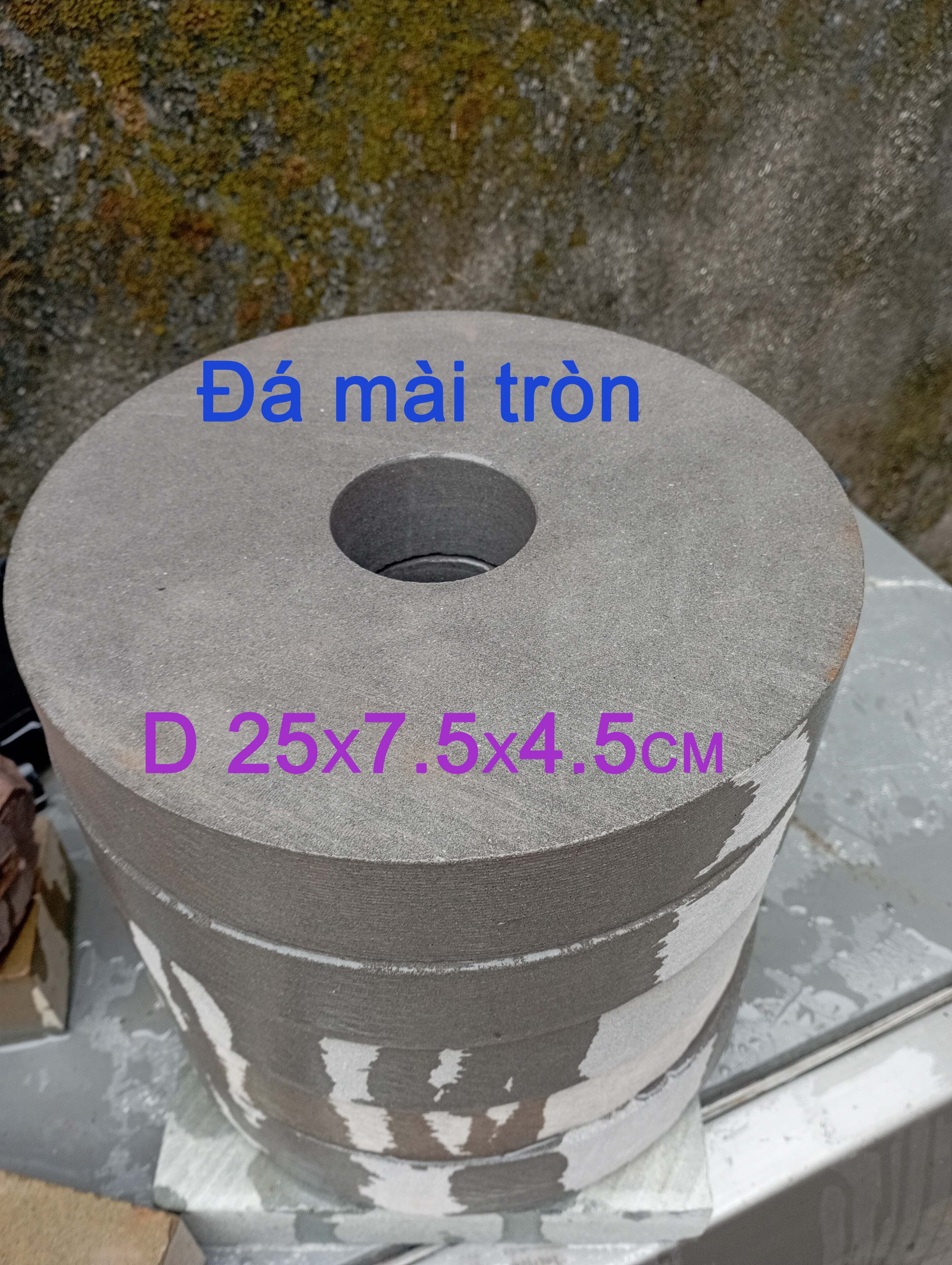 Đá mài tròn tự nhiên đường kính ngoài 25cm đường kính lỗ tam 7,5cm dày 4,5cm