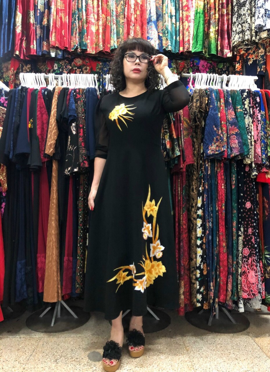 váy dài thêu hoa vàng cho người trung niên