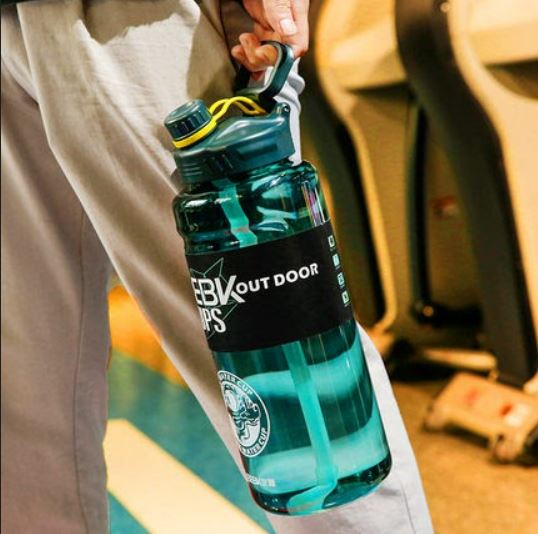 Bình nước thể thao BEBK CUPS nhựa có ống hút tập gym thể thao cao cấp 2300ml