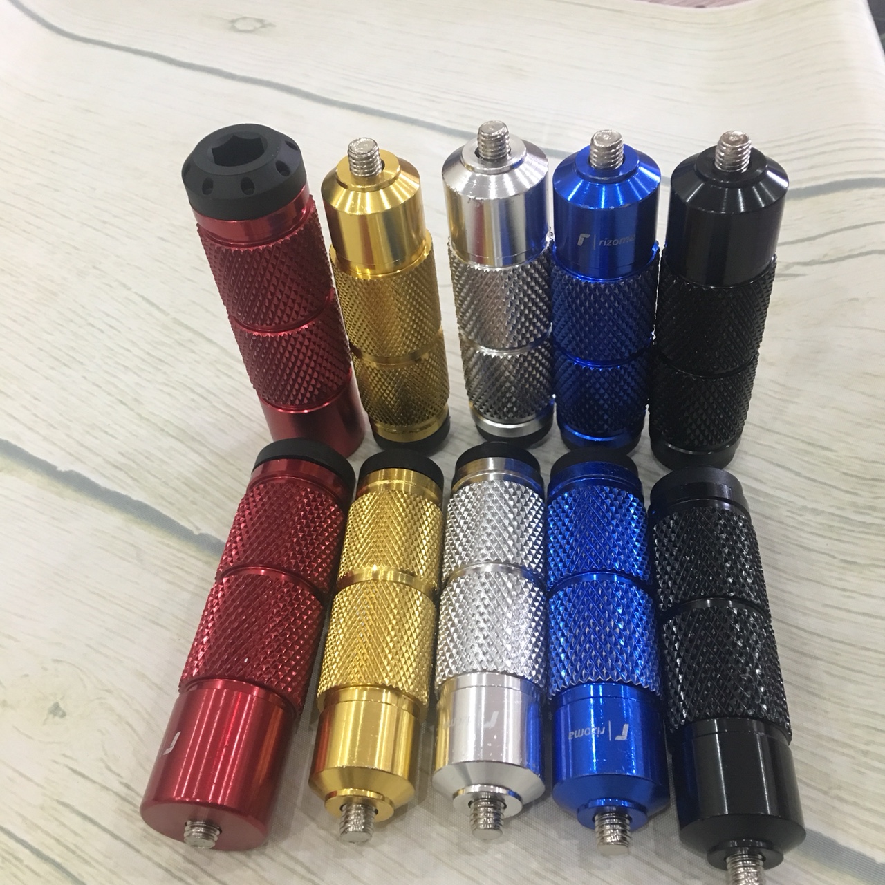 chống đổ Sau xe máy  màu đỏ  [P100]