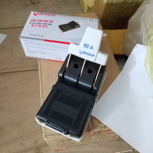 Cầu dao 3 pha 60a vinakip. cực đúc. đế sứ