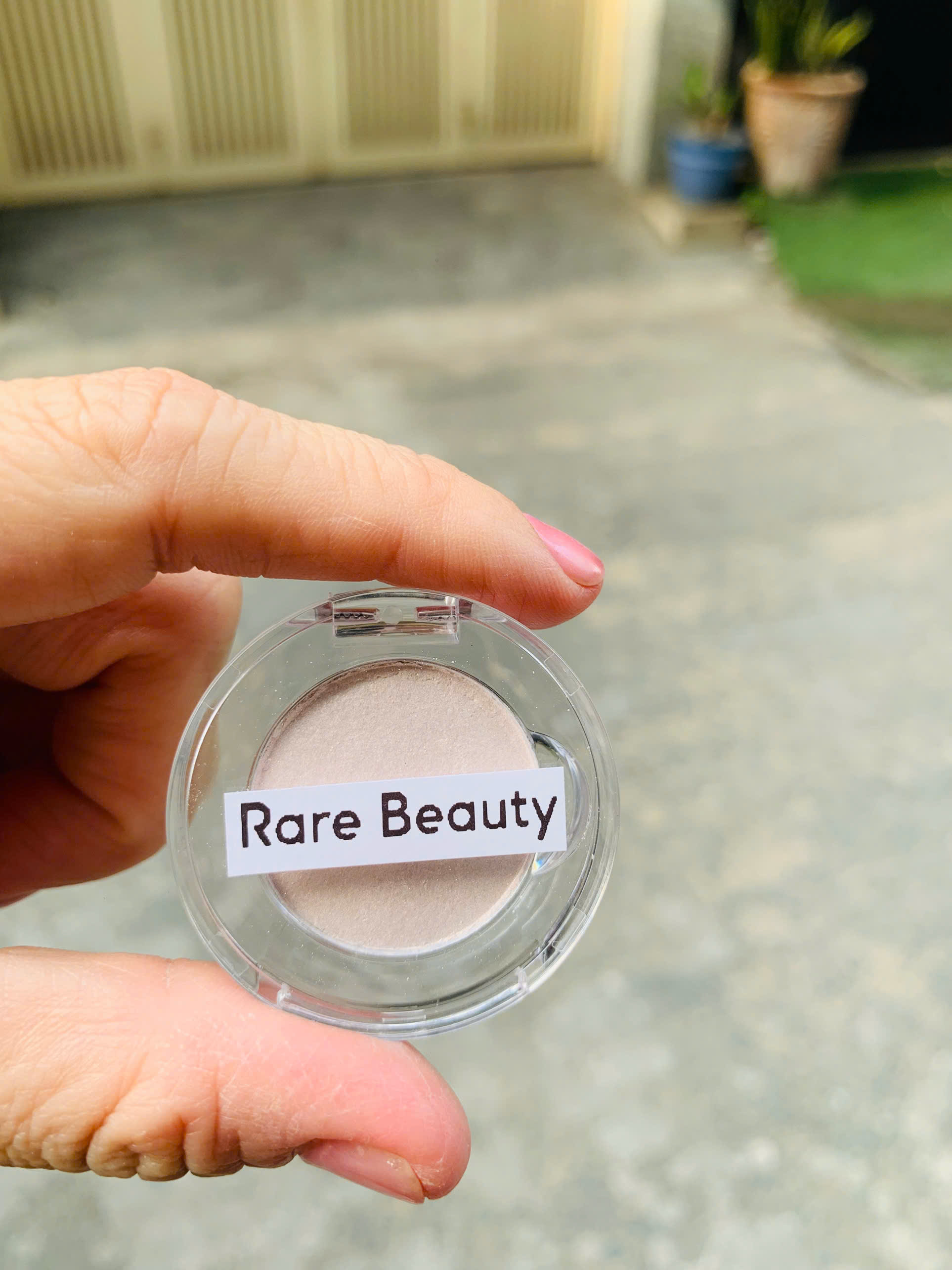 Rare Beauty Phấn Bắt Sáng Mini Nhũ Mịn Positive Light Silky Touch - Chất Phấn Siêu Mịn & Hạt Phấn Nhiều Sắc Độ Đan Xen