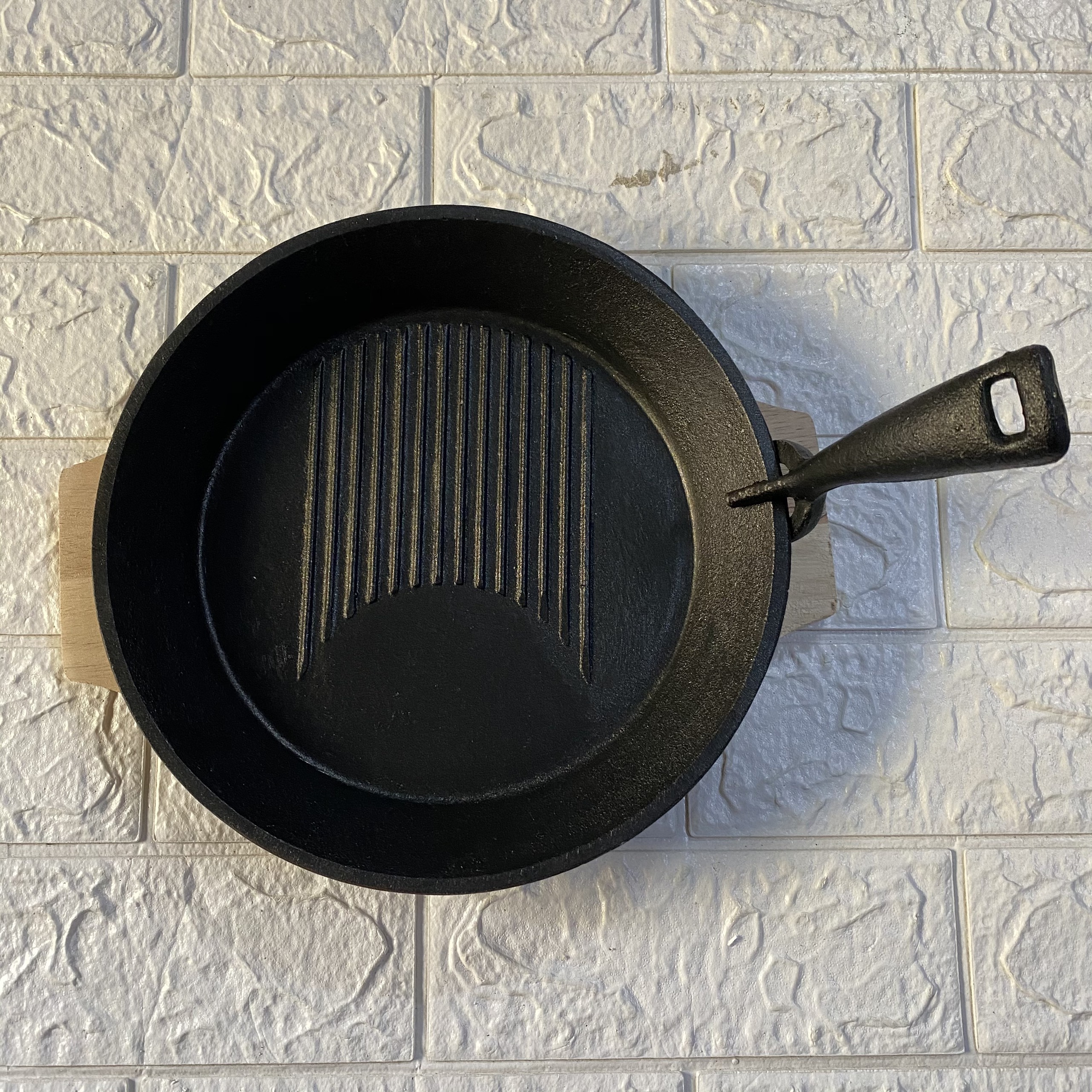 Chảo gang đa năng làm bít tết, chiên, nướng, xào. Có đính kèm tay cầm. Chất liệu gang đặc biệt giữ thực phẩm nóng lâu hơn