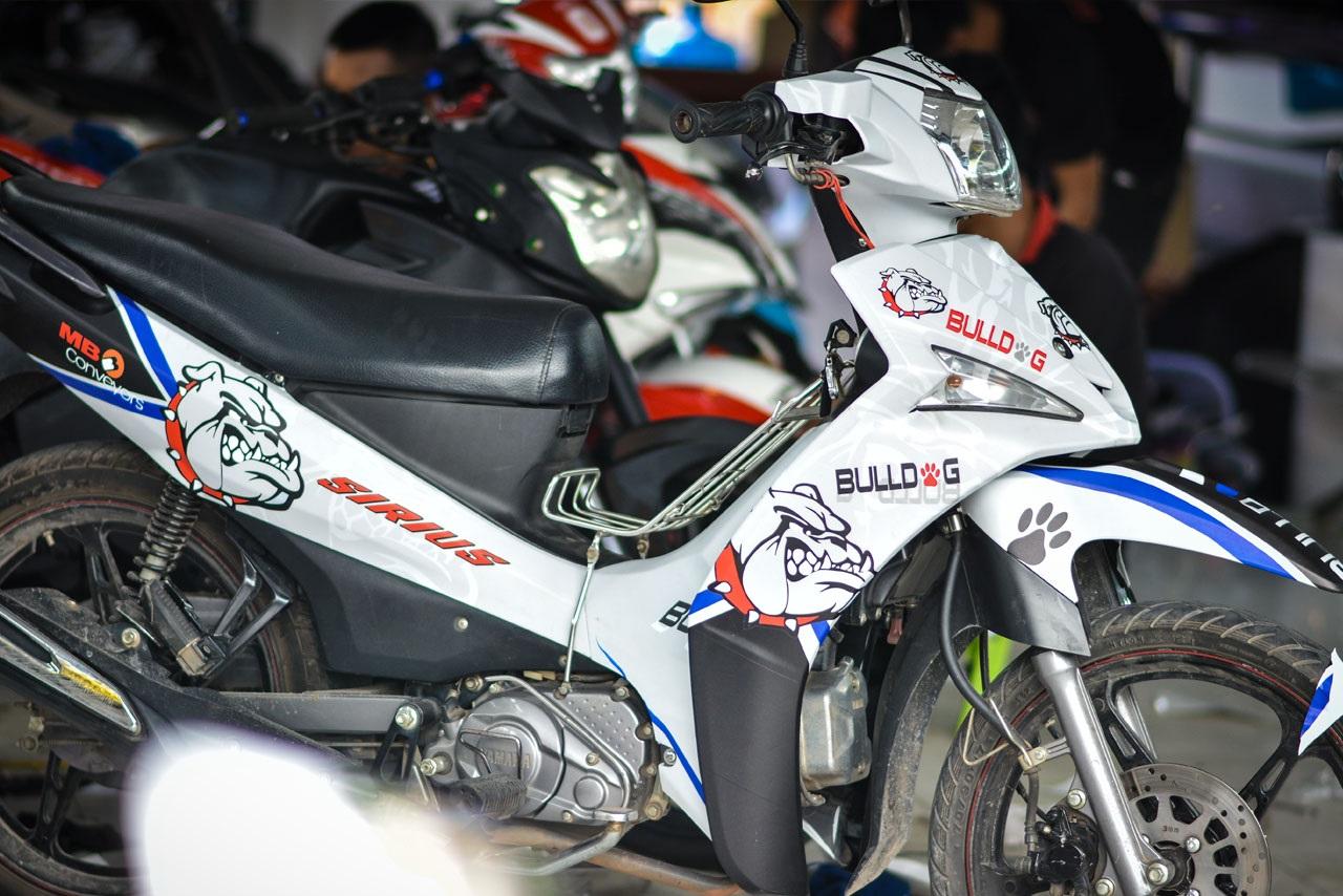 Tem trùm xe sirius Fi trắngđỏ đen, team dán xe máy sirius, team trùm sirius, team trùm sirius, tem xe sirius, tem trùm sirius, tem xe sirius Fi trắngđỏ đen