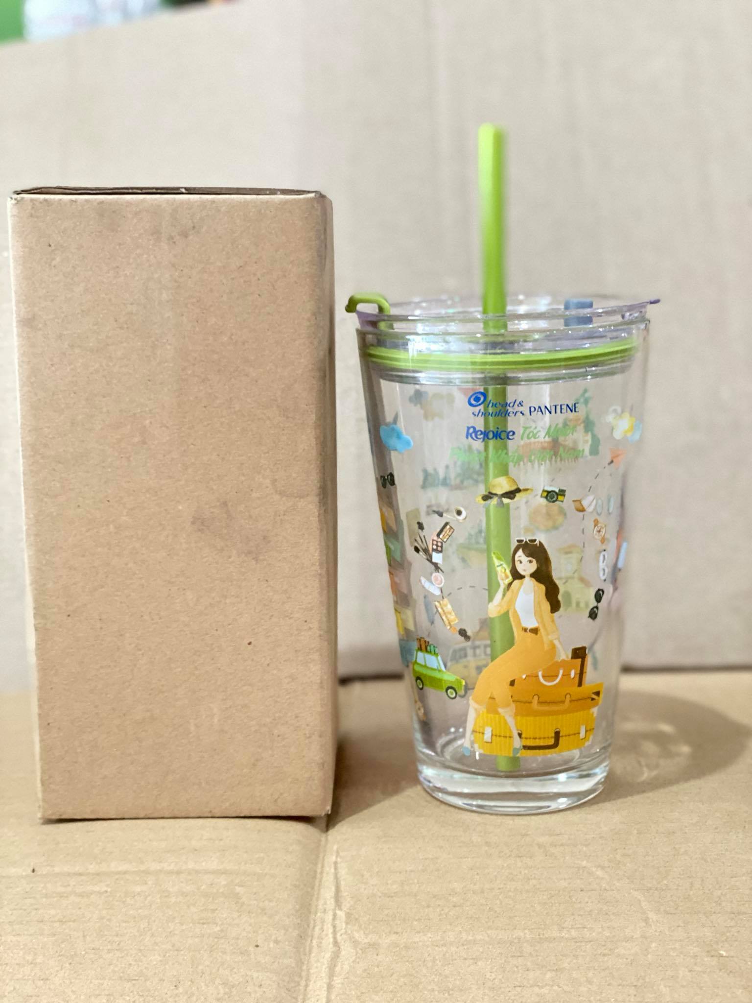 Ly thuỷ tinh kèm ống hút