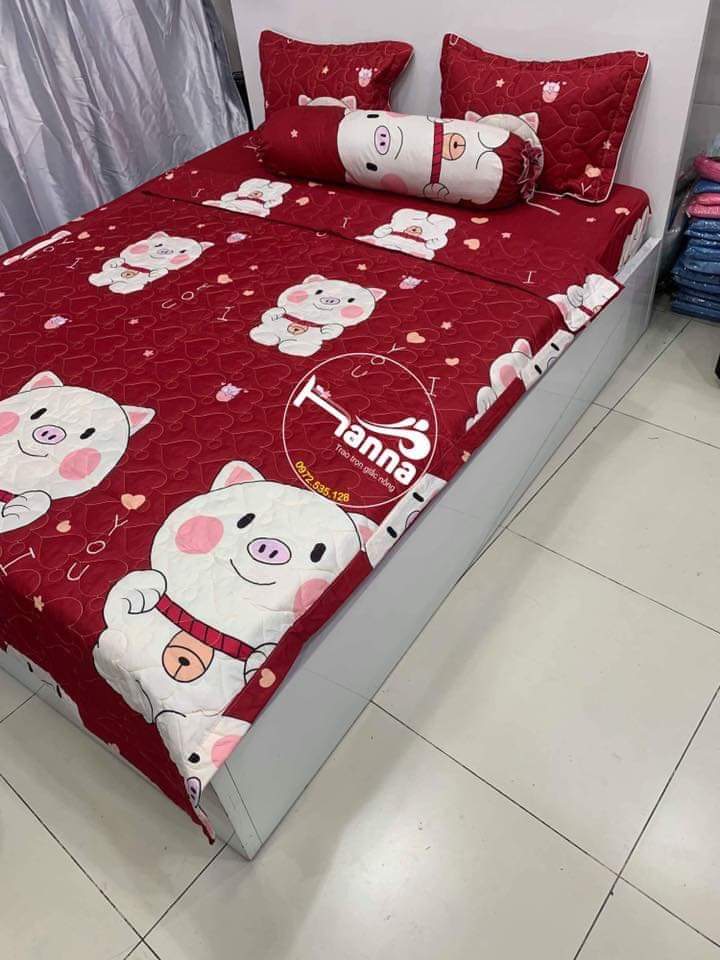 [ Mẫu Hot] Bộ Chăn Ga Vỏ Gối 5 Món họa tiết Heo đỏ may mắn gồm ( 1 Drap + 2 Vỏ Gối Nằm + 1 Chăn Hè + 1 Vỏ Gối Ôm ) - chan ra 5 mon, phu kien giuong ngu, bo chan ga, men giuong ngu