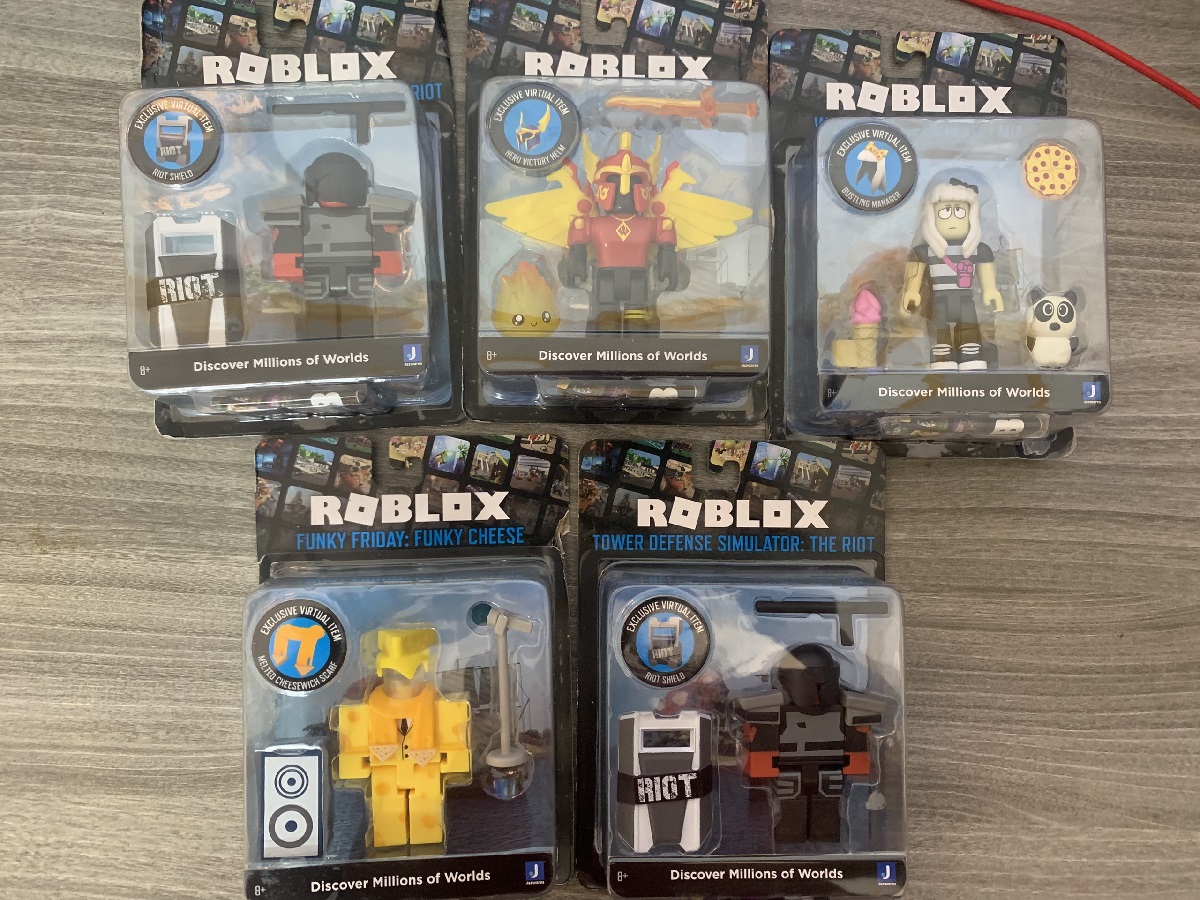 Mô hình nhân vật roblox chính hãng có mã code