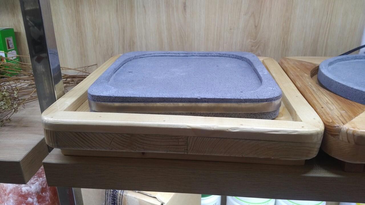 [HCM]Đá nướng núi lửa không khói  hình vuông và khay lót phục vụ gỗ thông chuyên dụng