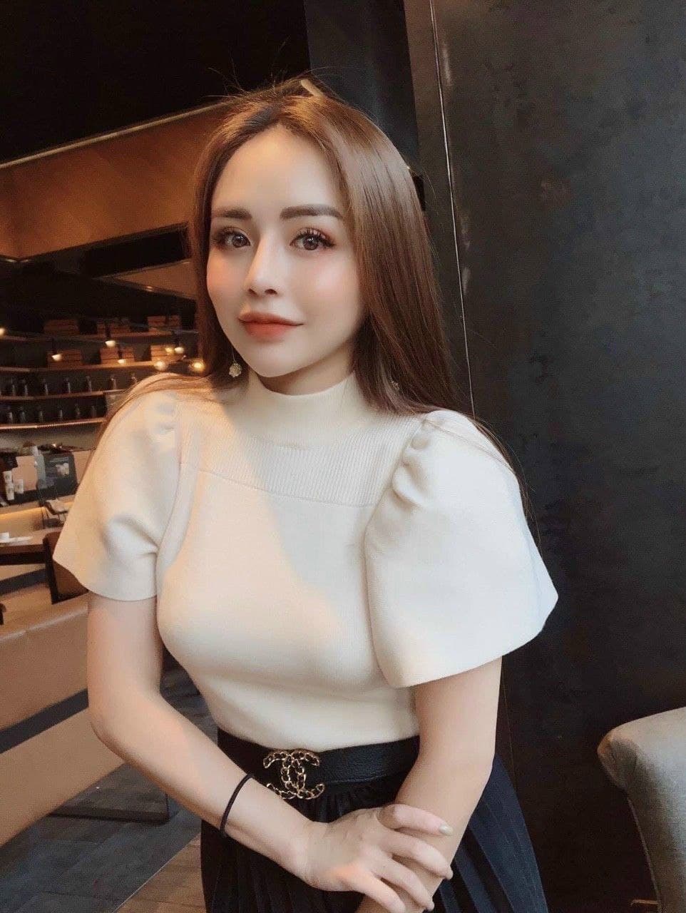 Áo thun cổ lọ tay xòe búp sen dịu dàng thanh lịch 1143A59MC