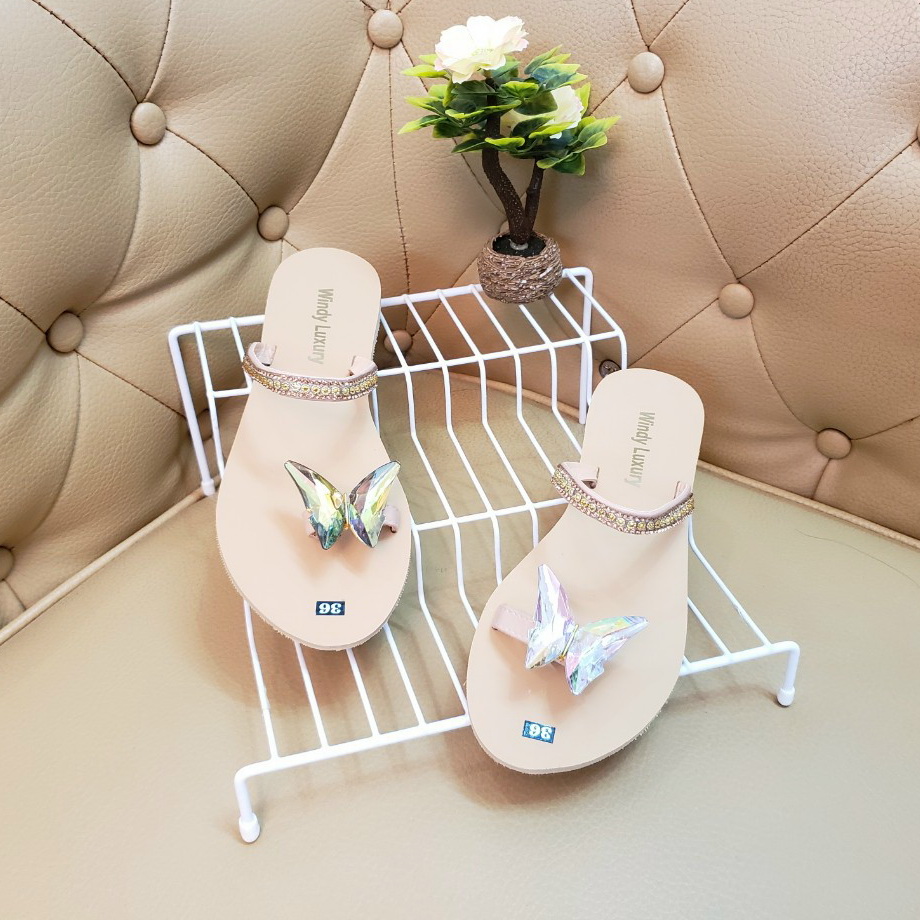 Dép xỏ ngón đính bướm