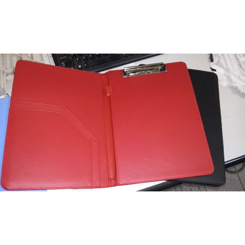 Bìa trình ký da A4m, có kẹp inox chắc chắn, không gỉ sét, có độ đàn hồi cao giúp giữ chặt giấy tờ, tài liệu mà không làm nhàu hay rách giấy