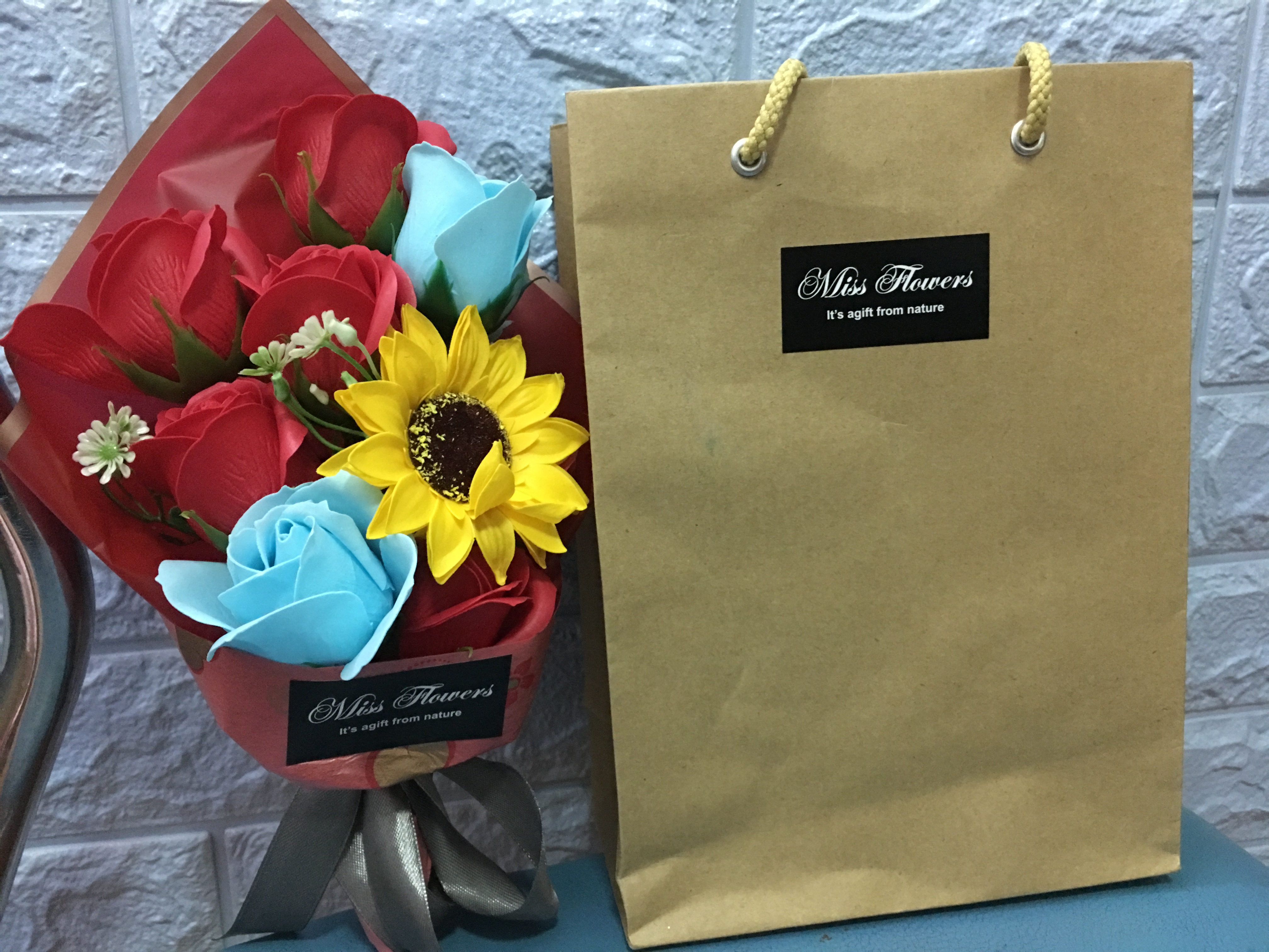 [HCM]Bó hoa hồng sáp 10 bông túi giấy lịch lãm. Qùa tặng sinh nhật8/3Valentine20/10/20/11 ccas dịp kỷ niệm lãng mạn.