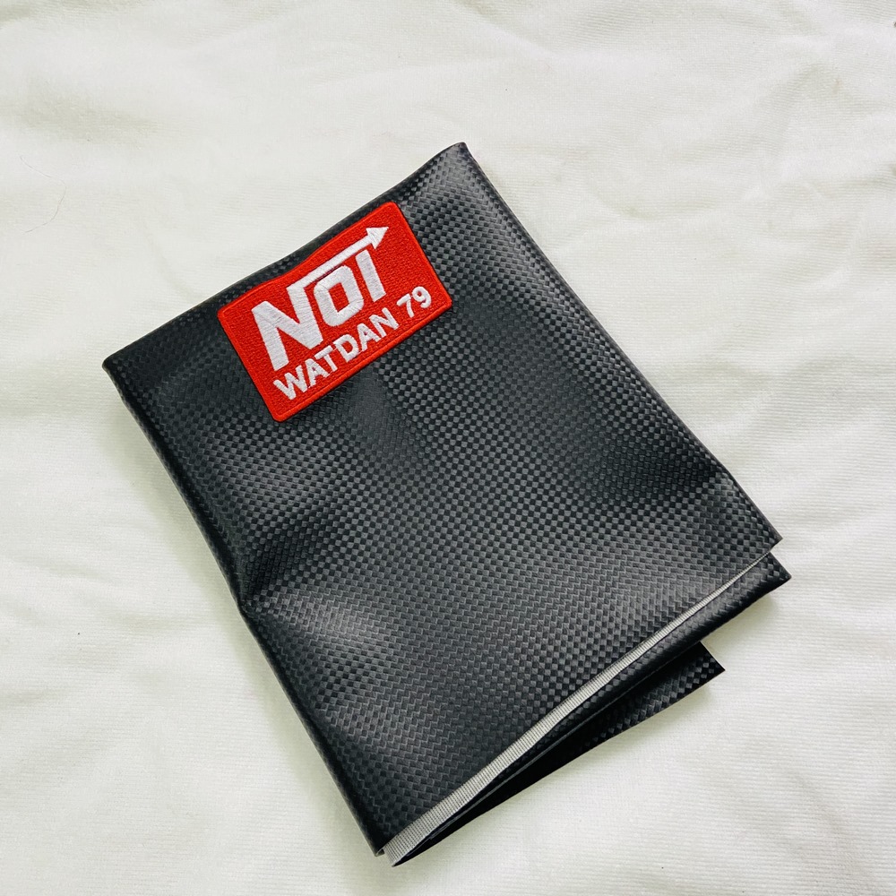 ( CHỮ NOS ĐỎ ) Da bọc yên xe thái họa tiết thêu, da yên vân Carbon chống trượt