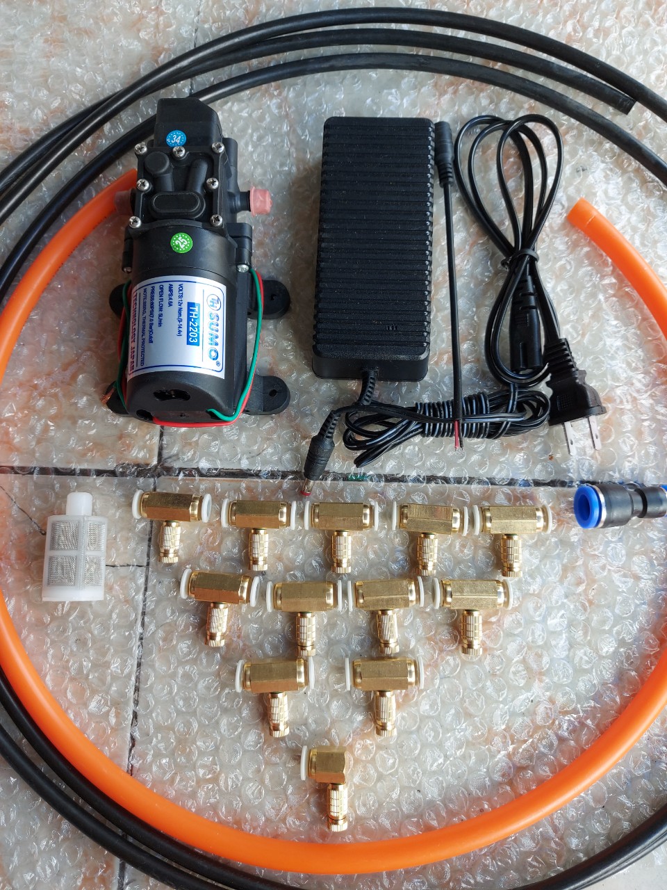 Máy phun sương. Bộ phun sương. tưới lan. bộ bơm sumo Đen kèm nguồn 12v_5a. 15m dây phun. 10 béc đồng. giúp làm dịu mát căn nhà và vườn nhà bạn