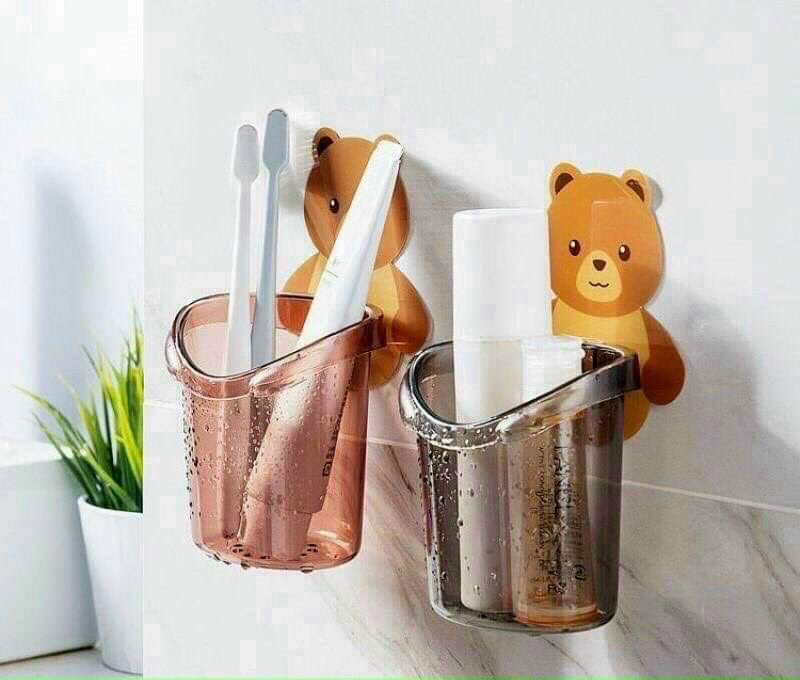 Cốc gấu dán tường đựng đồ tiện dụng, có lỗ thoát bên dưới tránh đọng nước có thể gỡ xuống vệ sinh dễ dàng