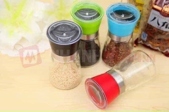 Dụng cụ đựng và xay hạt tiêu cầm tay bằng thủy tinh nắp nhựa tiện dụng