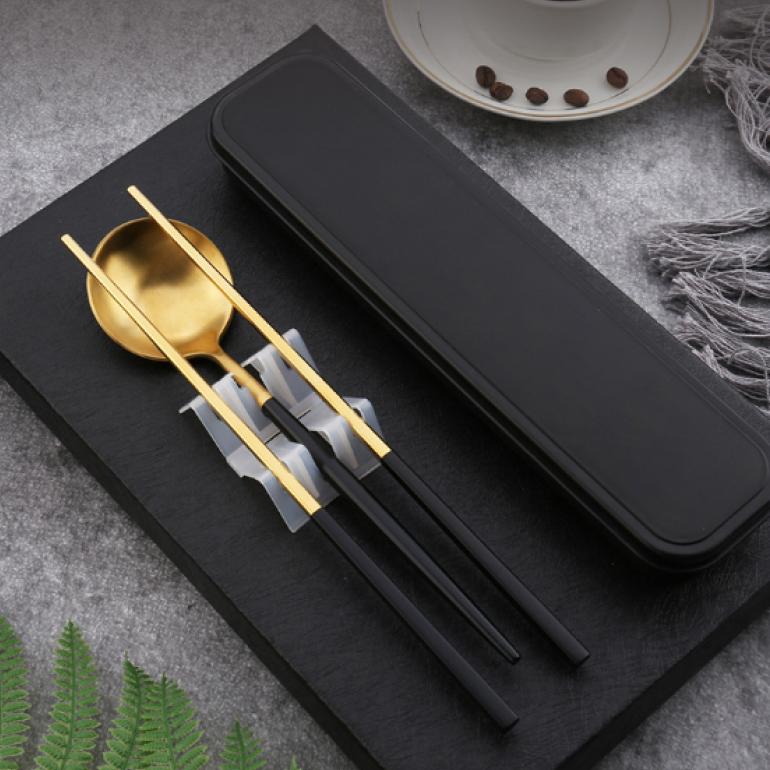 Bộ muỗng đũa cá nhân kèm nĩa và hộp nhựa mica - Jassi Decor