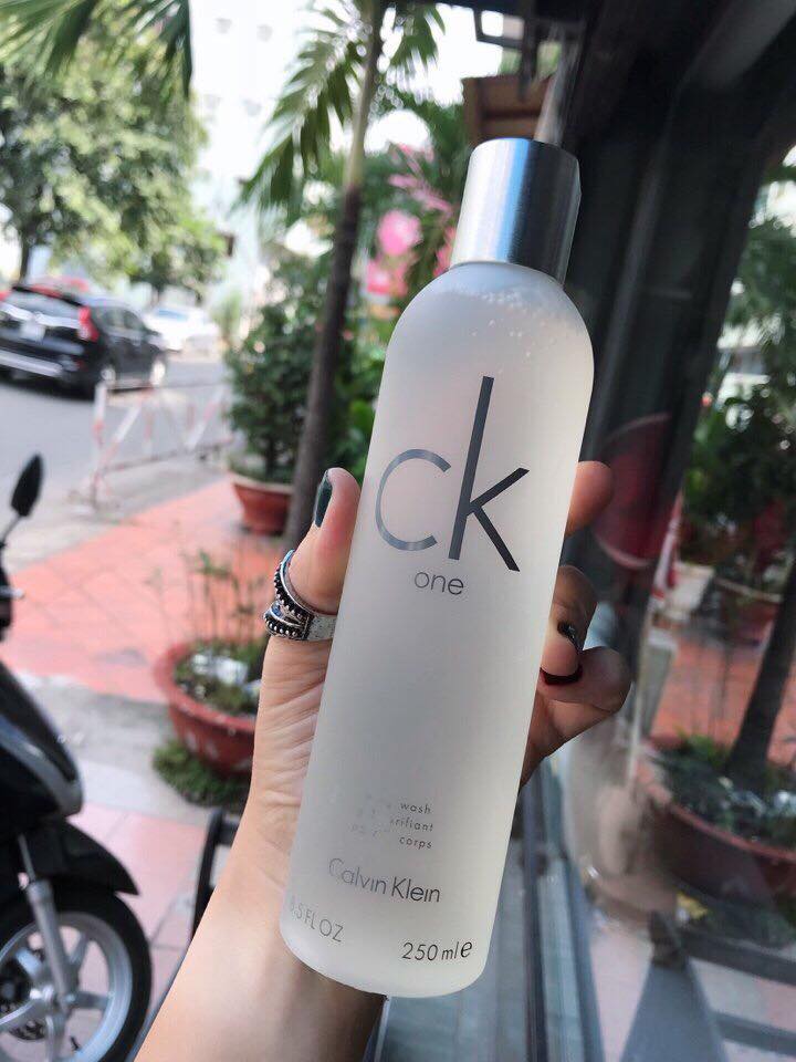 Sữa tắm nữ calvin klein ck one 250ml + tặng 01 vỉ nước hoa nữ dior jadore eau de parfum 1 ml