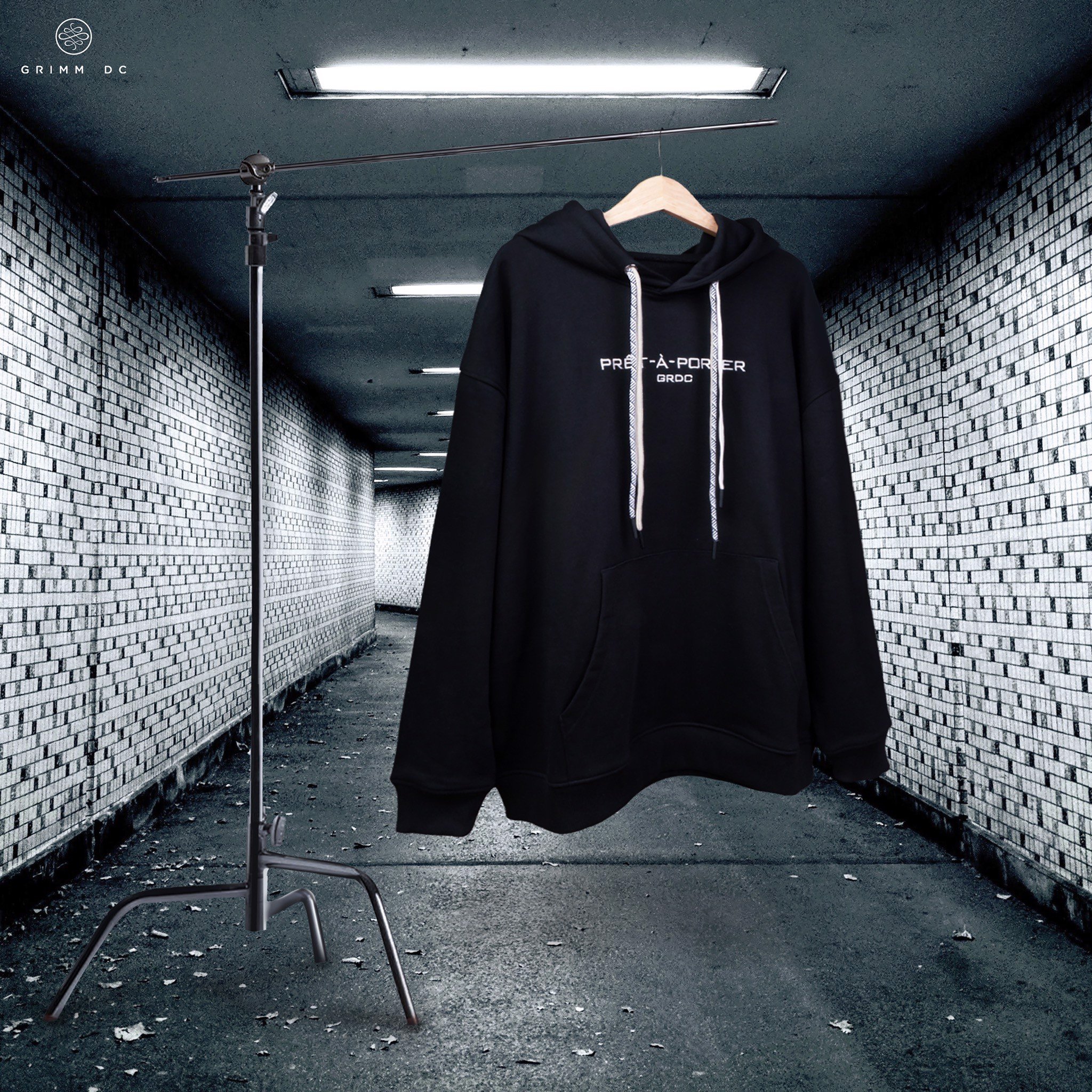 Grimm DC Hoodie thêu Prêt-à-porter // Đen