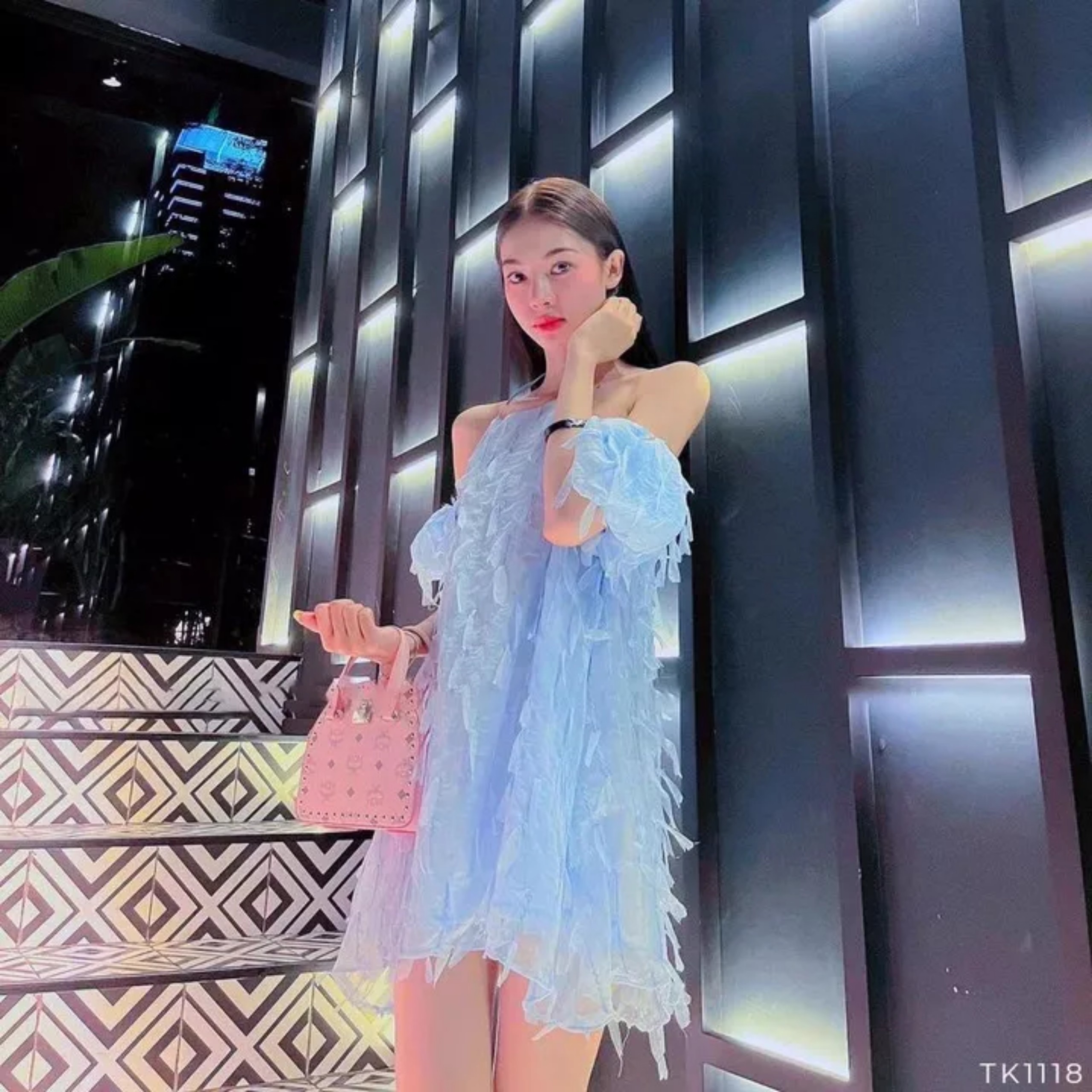 Đầm midi cổ yếm rớt vai lông vũ đi phố