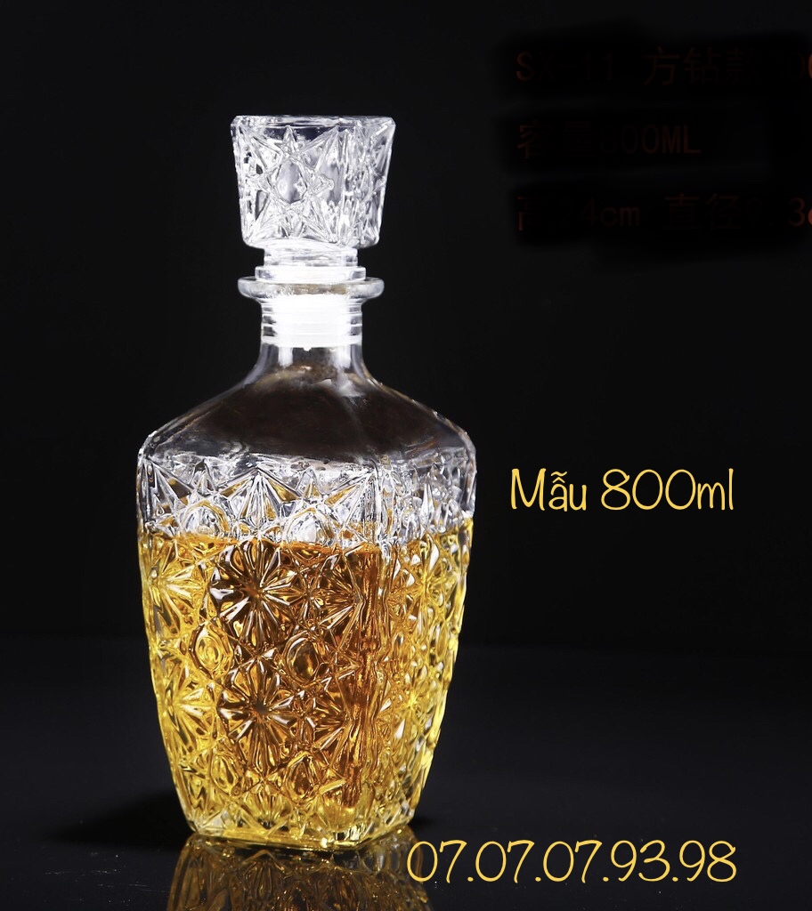 Chai rượu thuỷ tinh 500ml- mẫu chai vuông hoa văn nổi