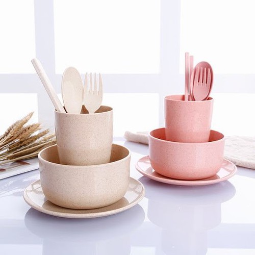 Bộ bát đĩa ăn dặm 6 món bằng lúa mạch Bộ bát đĩa ăn dặm 6 món gồm bát, đĩa, cốc, thìa, dĩa, đũa được làm bằng nguyên liệu thân cây lúa mạch nên đảm bảo an toàn cho trẻ và luôn thân thiện với môi trường