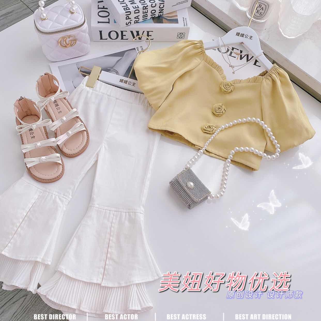 Set áo cúc hoa bé gái, quần dài ống loe cho bé gái; chất liệu: áo vải lụa quần chất thô, size từ 20-30kg